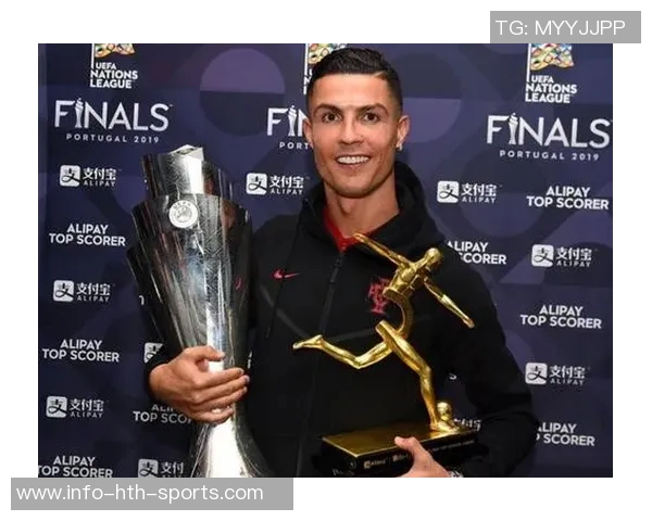 C罗分享最佳中东球员奖杯照感谢所有支持者的陪伴与鼓励 C罗分享最佳中东球员奖杯照感谢所有支持者的陪伴与鼓励